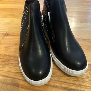 Cushionaire wedge leather tennis shoes